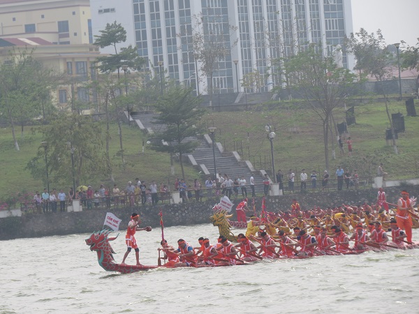 Thi bơi chải dịp Giỗ Tổ: Đắm thuyền, hàng chục VĐV chìm nghỉm Thi bơi chải dịp Giỗ Tổ: Đắm thuyền, hàng chục VĐV chìm nghỉm